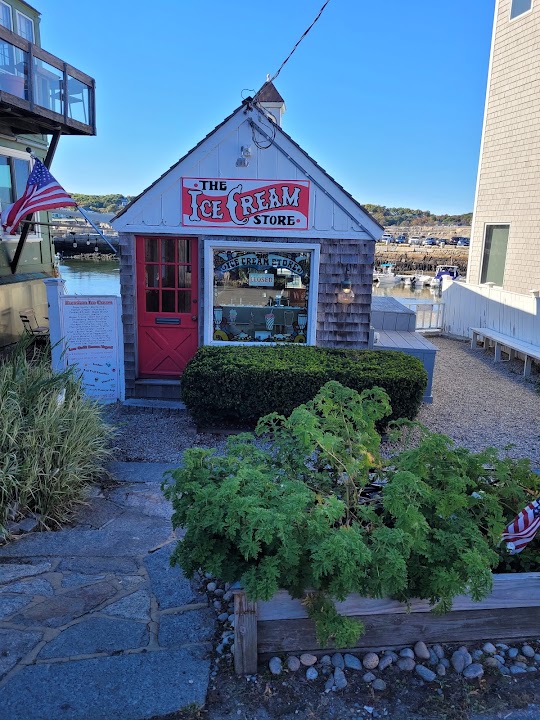 Bearskin Neck Country Store
